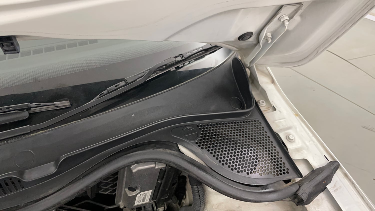Used 2019 Skoda Rapid Ambition 1.6 MPI AT Petrol Automatic engine ENGINE LEFT SIDE HINGE & APRON VIEW