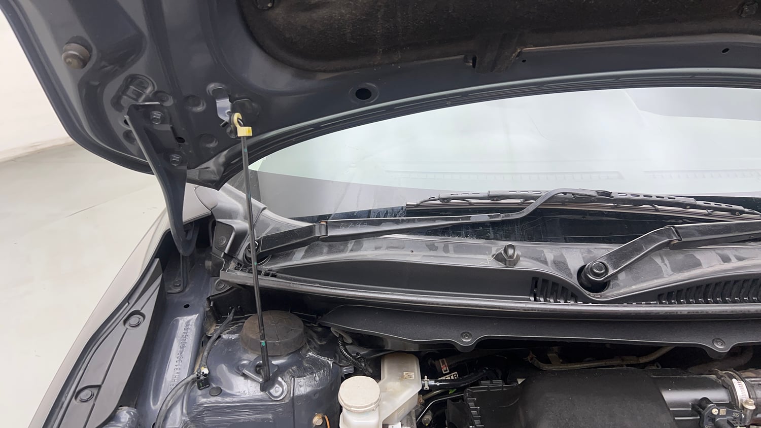 Used 2023 Maruti Suzuki Baleno Sigma MT Petrol Manual engine ENGINE RIGHT SIDE HINGE & APRON VIEW