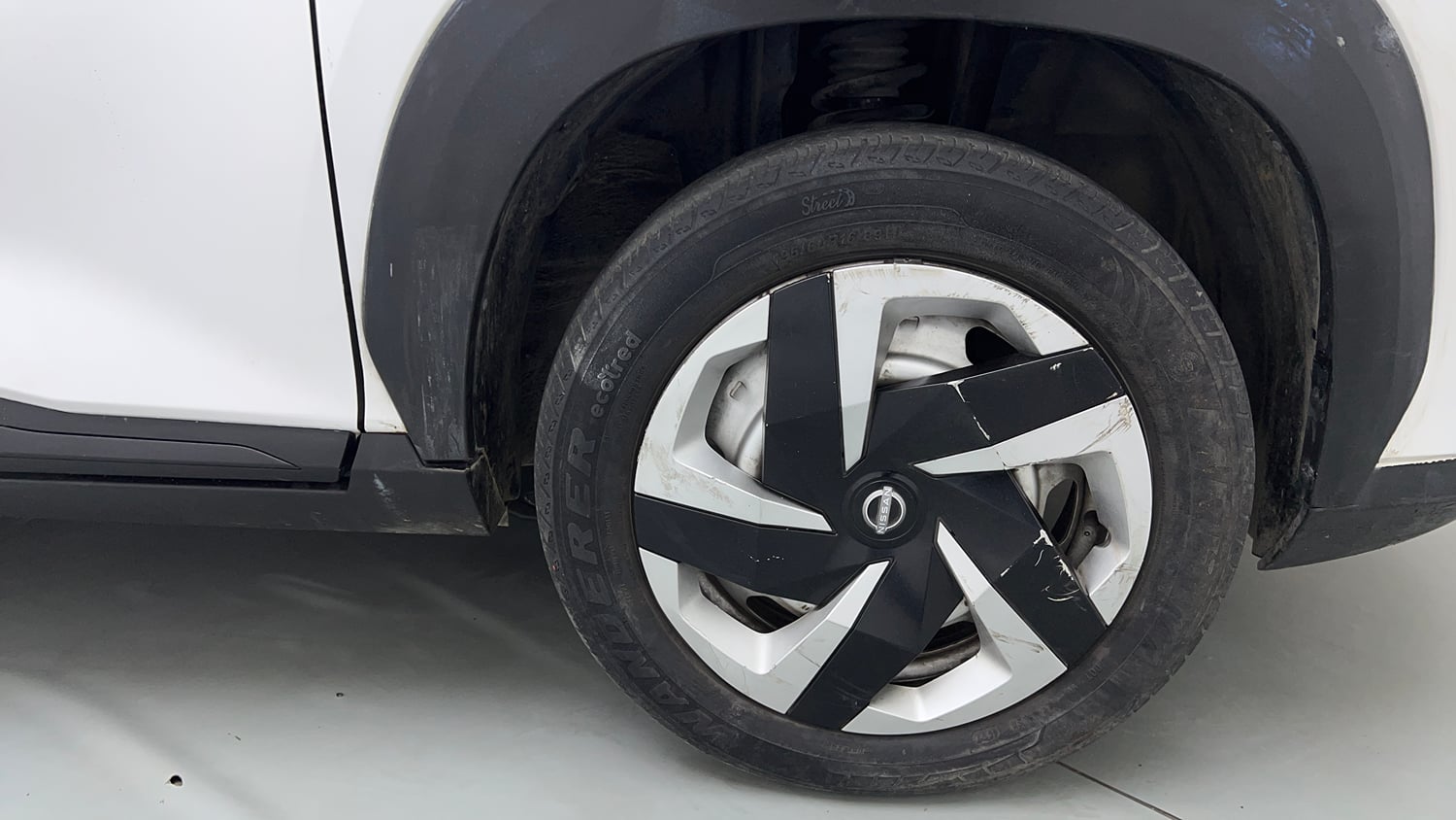 Used 2022 Nissan Magnite XE Petrol Manual tyres RIGHT FRONT TYRE RIM VIEW