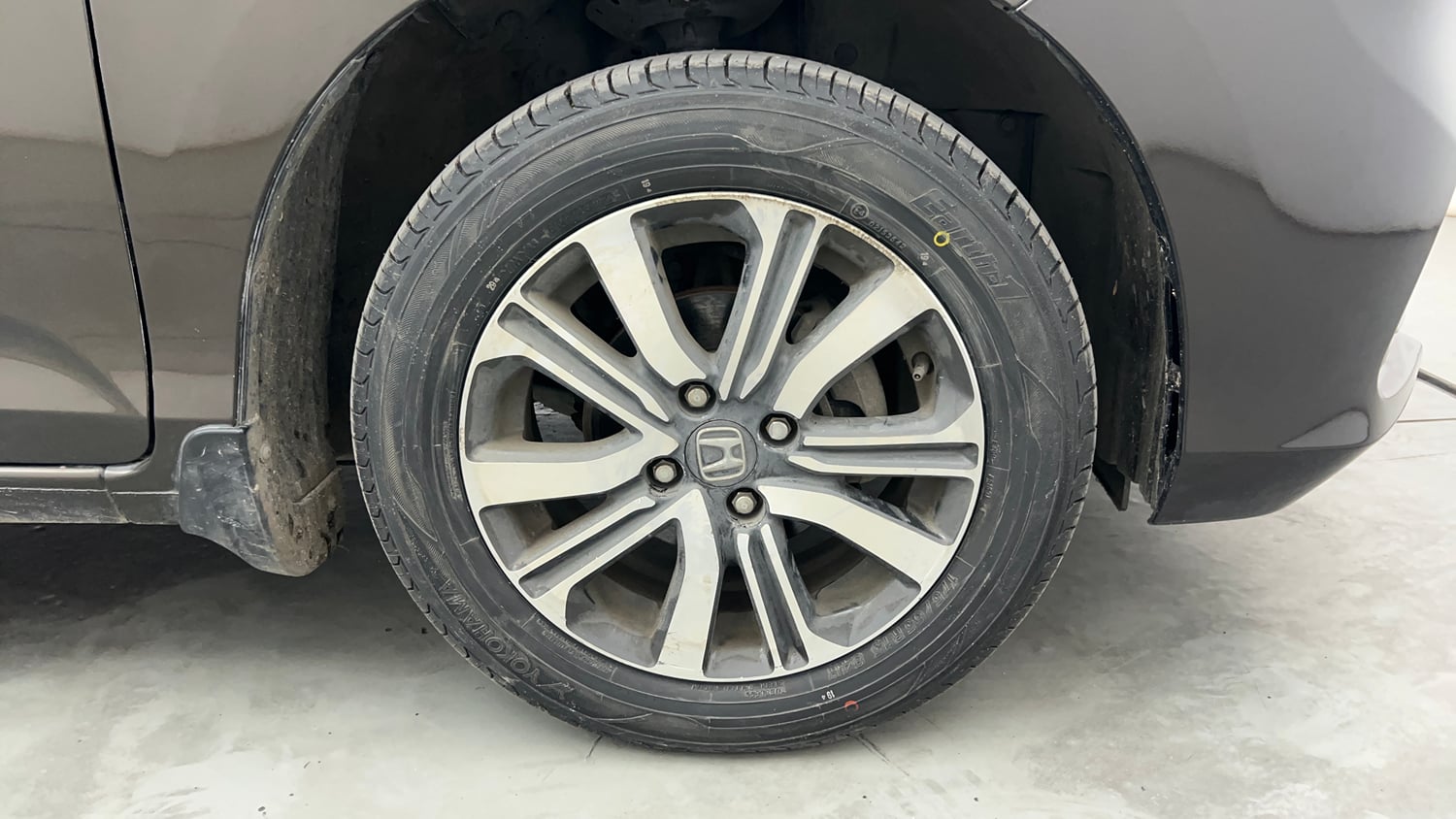 Used 2023 Honda Amaze VX 1.2 Petrol CVT Petrol Automatic tyres RIGHT FRONT TYRE RIM VIEW