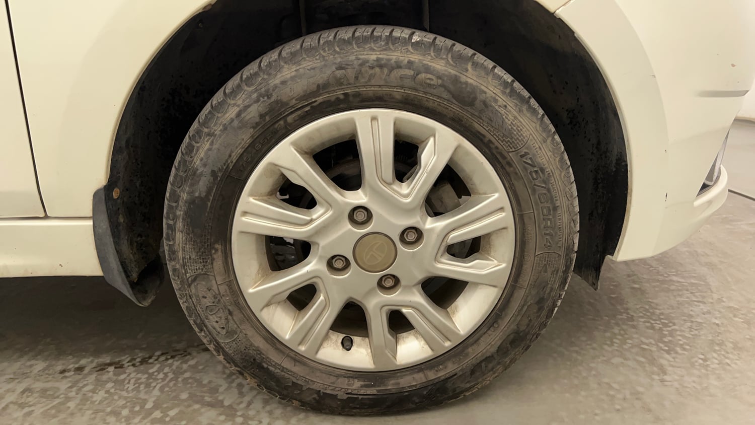 Used 2018 Tata Tiago Revotron XZ Petrol Manual tyres RIGHT FRONT TYRE RIM VIEW