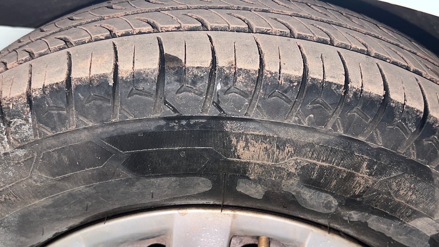 Used 2014 Hyundai i10 Sportz 1.1 iRDE2 Petrol Manual tyres LEFT FRONT TYRE TREAD VIEW