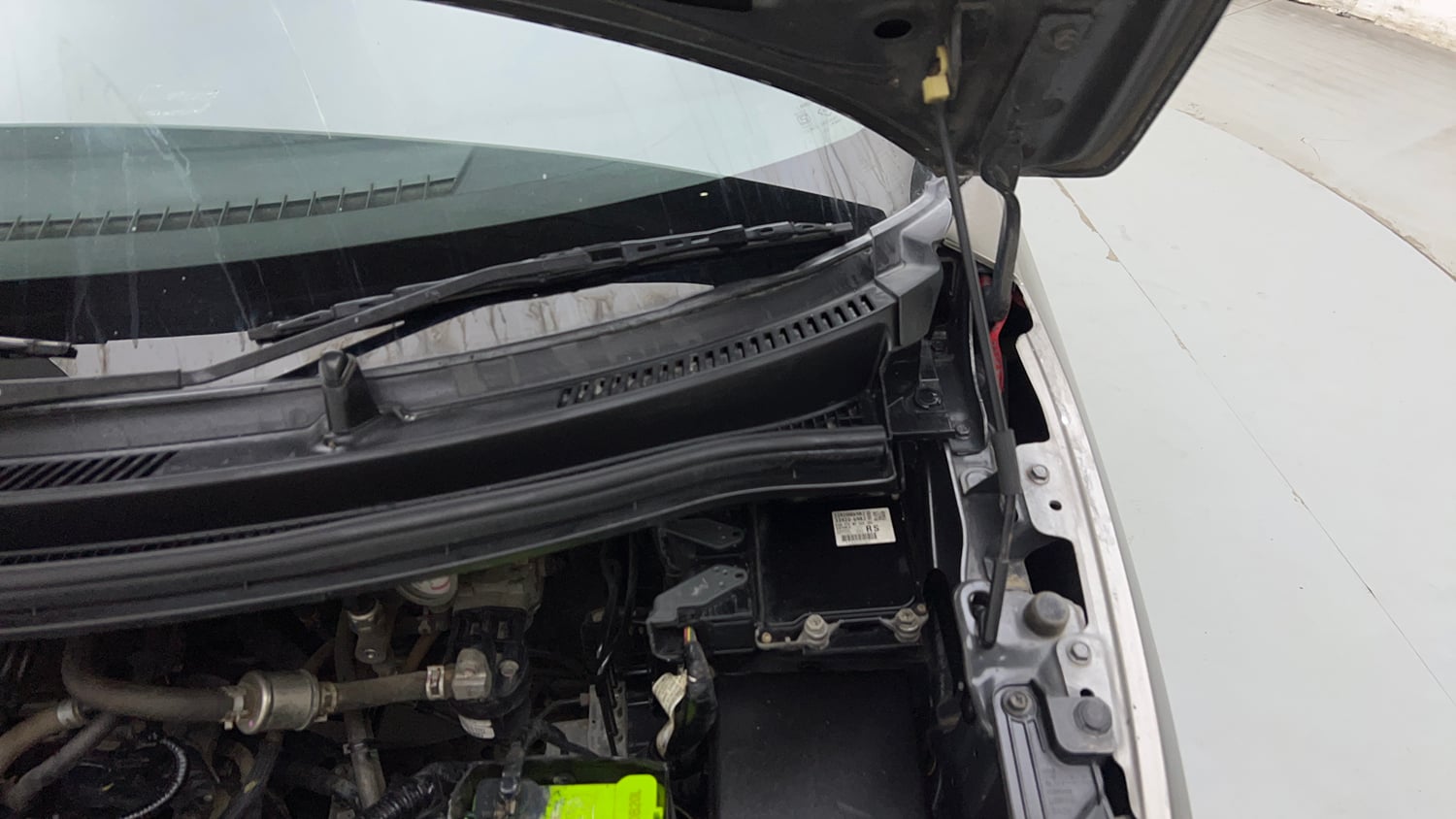 Used 2019 Maruti Suzuki Wagon R LXi 1.0 CNG Cng Manual engine ENGINE LEFT SIDE HINGE & APRON VIEW