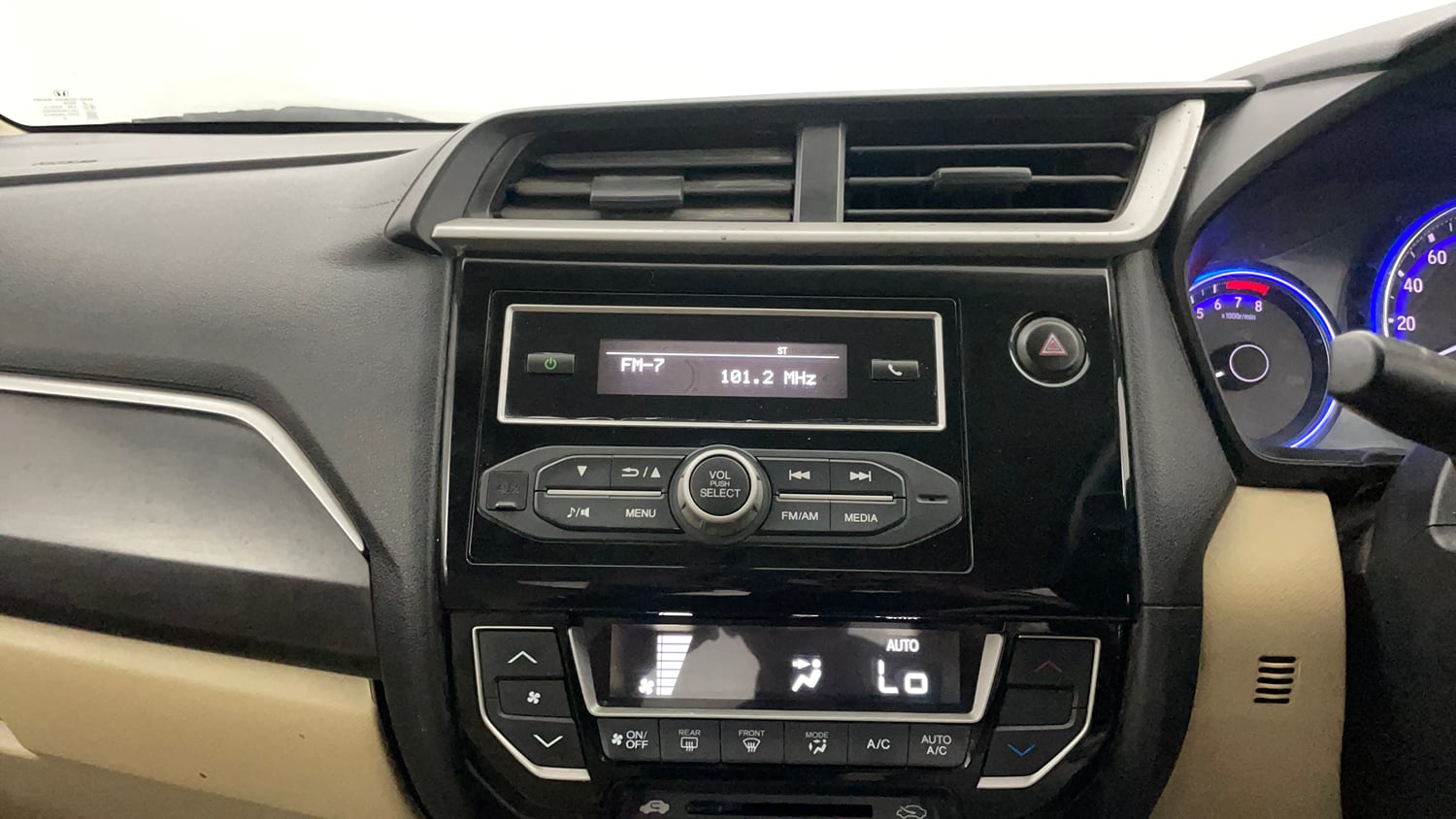 Used 2017 Honda Amaze 1.2 SX i-VTEC Petrol Manual interior MUSIC SYSTEM & AC CONTROL VIEW