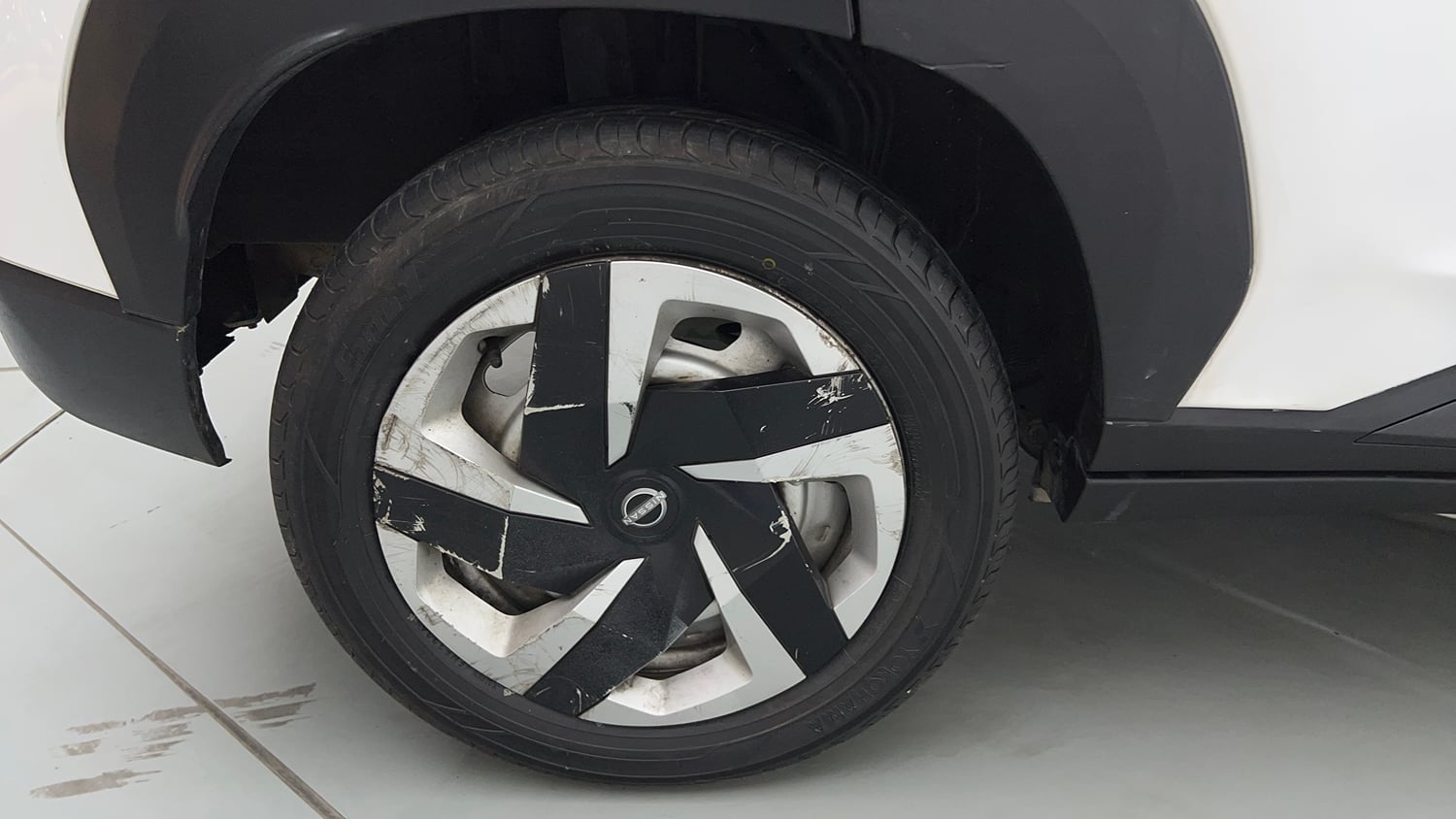 Used 2022 Nissan Magnite XE Petrol Manual tyres RIGHT REAR TYRE RIM VIEW