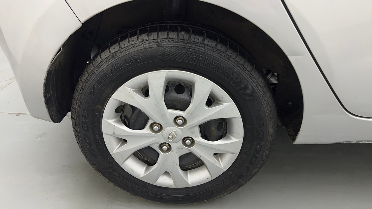 Used 2013 Hyundai Grand i10 Magna 1.2 Kappa VTVT Petrol Manual tyres RIGHT REAR TYRE RIM VIEW