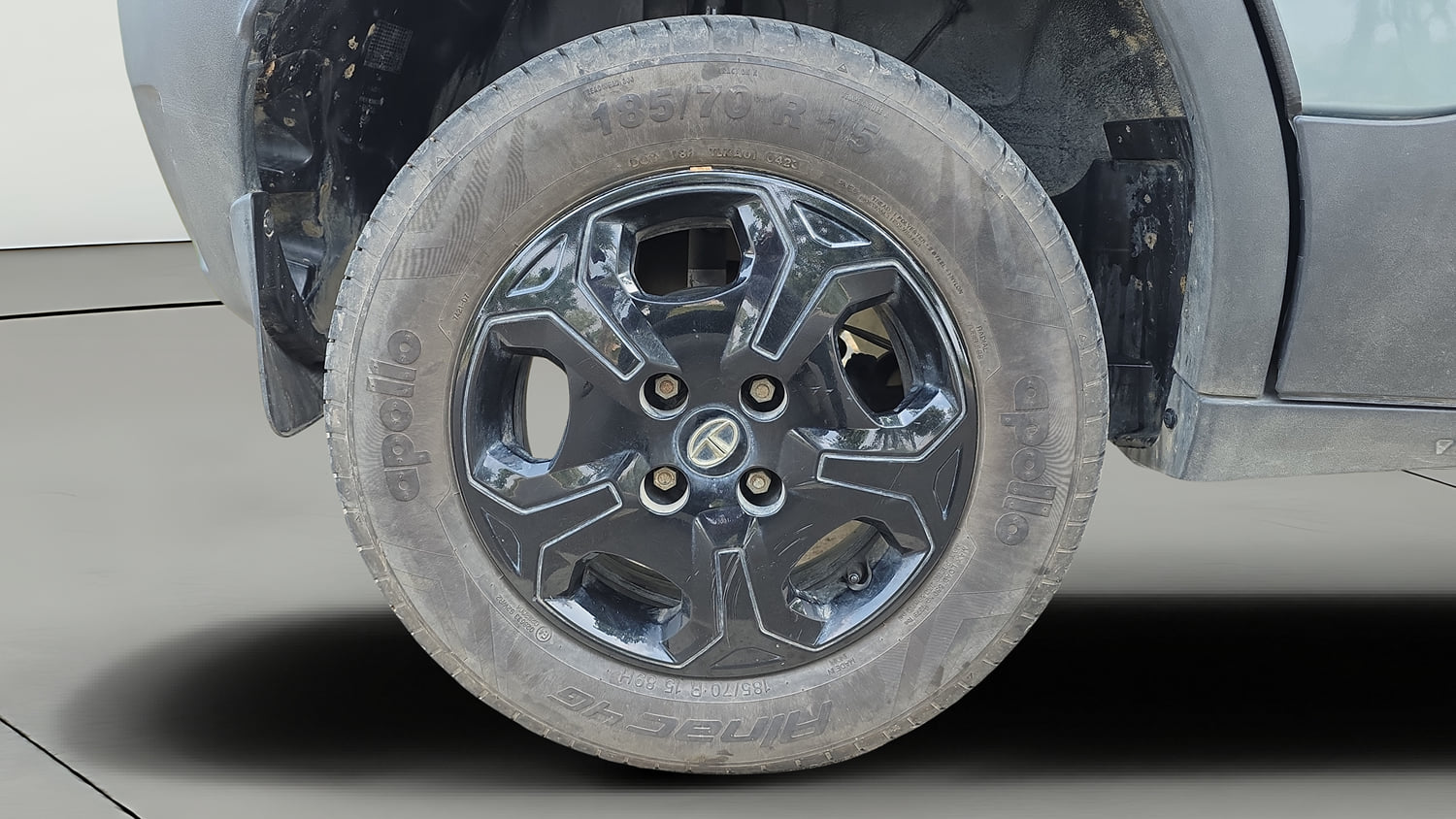 Used 2023 Tata Punch Accomplished MT Petrol Manual tyres RIGHT REAR TYRE RIM VIEW
