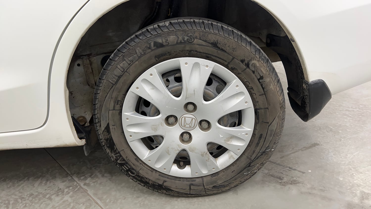 Used 2015 Honda Amaze 1.2 S i-VTEC Petrol Manual tyres LEFT REAR TYRE RIM VIEW