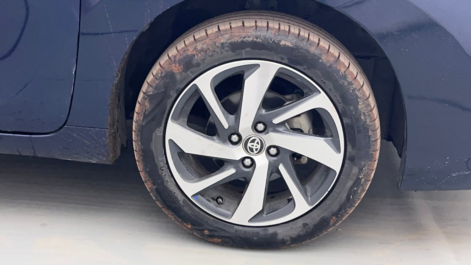 Used 2025 Toyota Glanza V AMT Petrol Automatic tyres RIGHT FRONT TYRE RIM VIEW