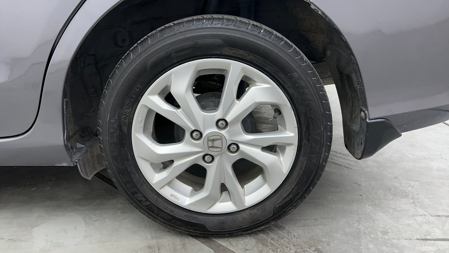 Used 2019 Honda Amaze 1.2 VX CVT Petrol Petrol Automatic tyres LEFT REAR TYRE RIM VIEW
