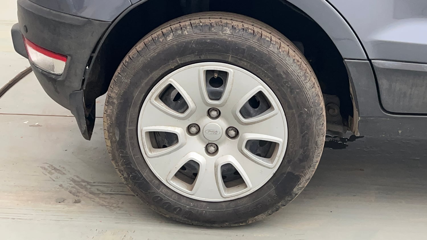 Used 2018 Ford EcoSport Trend 1.5L Ti-VCT Petrol Manual tyres RIGHT REAR TYRE RIM VIEW