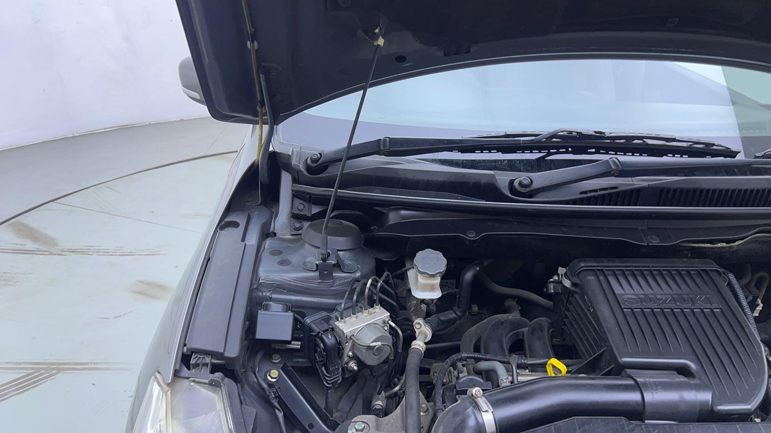 Used 2018 Maruti Suzuki Ciaz Alpha 1.4 AT Petrol Automatic engine ENGINE RIGHT SIDE HINGE & APRON VIEW