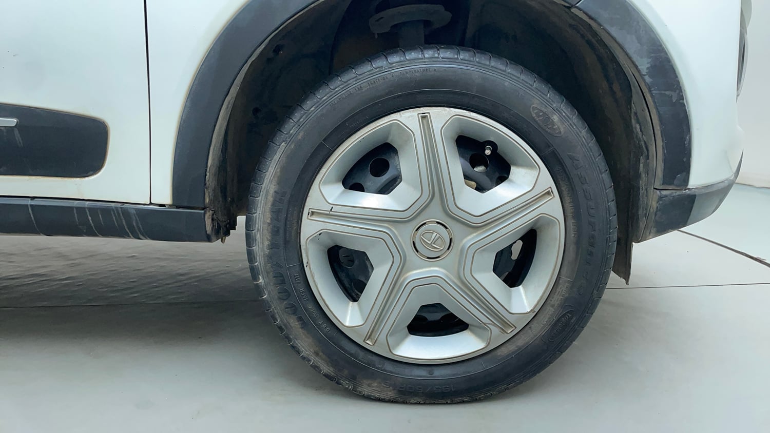 Used 2022 Tata Nexon XMA (S) Petrol Automatic tyres RIGHT FRONT TYRE RIM VIEW