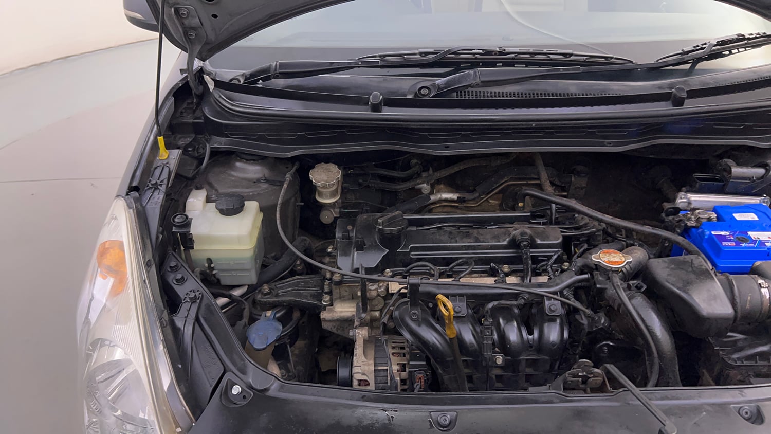 Used 2012 Hyundai i20 Asta 1.2 Petrol Manual engine ENGINE RIGHT SIDE HINGE & APRON VIEW