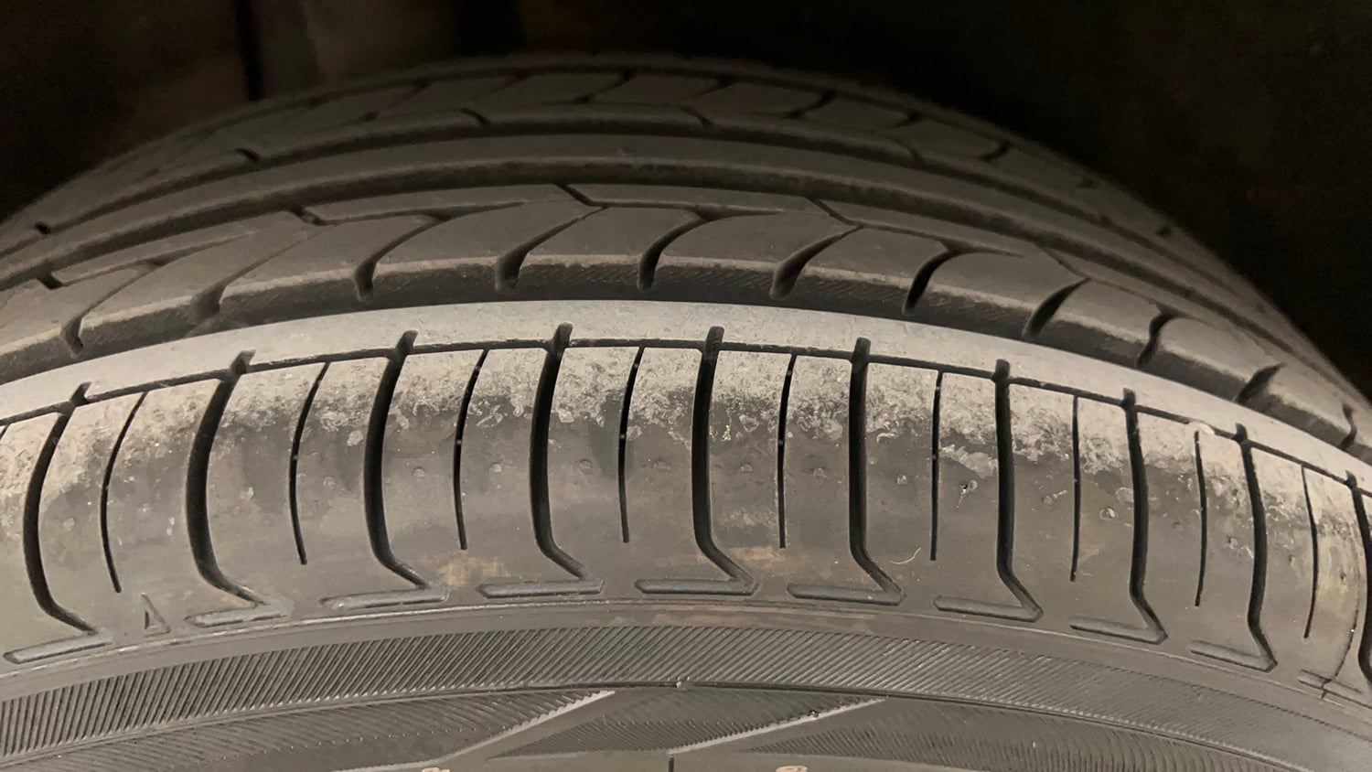 Used 2017 Maruti Suzuki Baleno Zeta 1.2 Petrol Manual tyres RIGHT REAR TYRE TREAD VIEW
