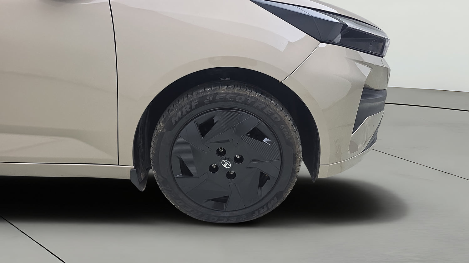 Used 2025 Tata Altroz Creative S Petrol 6DCT Petrol Automatic tyres RIGHT FRONT TYRE RIM VIEW