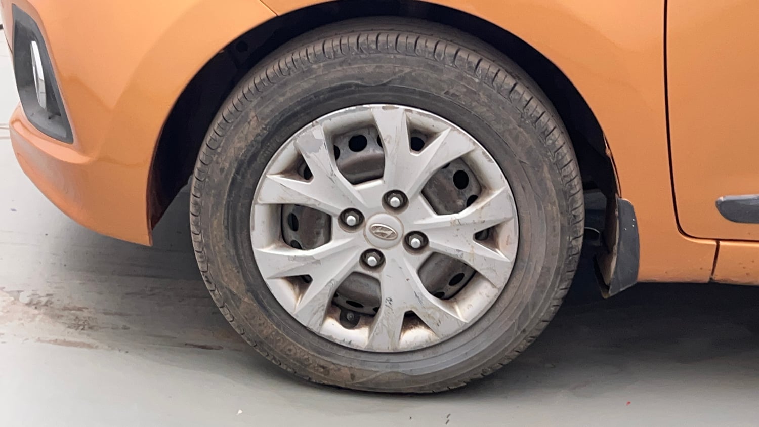 Used 2014 Hyundai Grand i10 Sportz 1.2 Kappa VTVT Petrol Manual tyres LEFT FRONT TYRE RIM VIEW