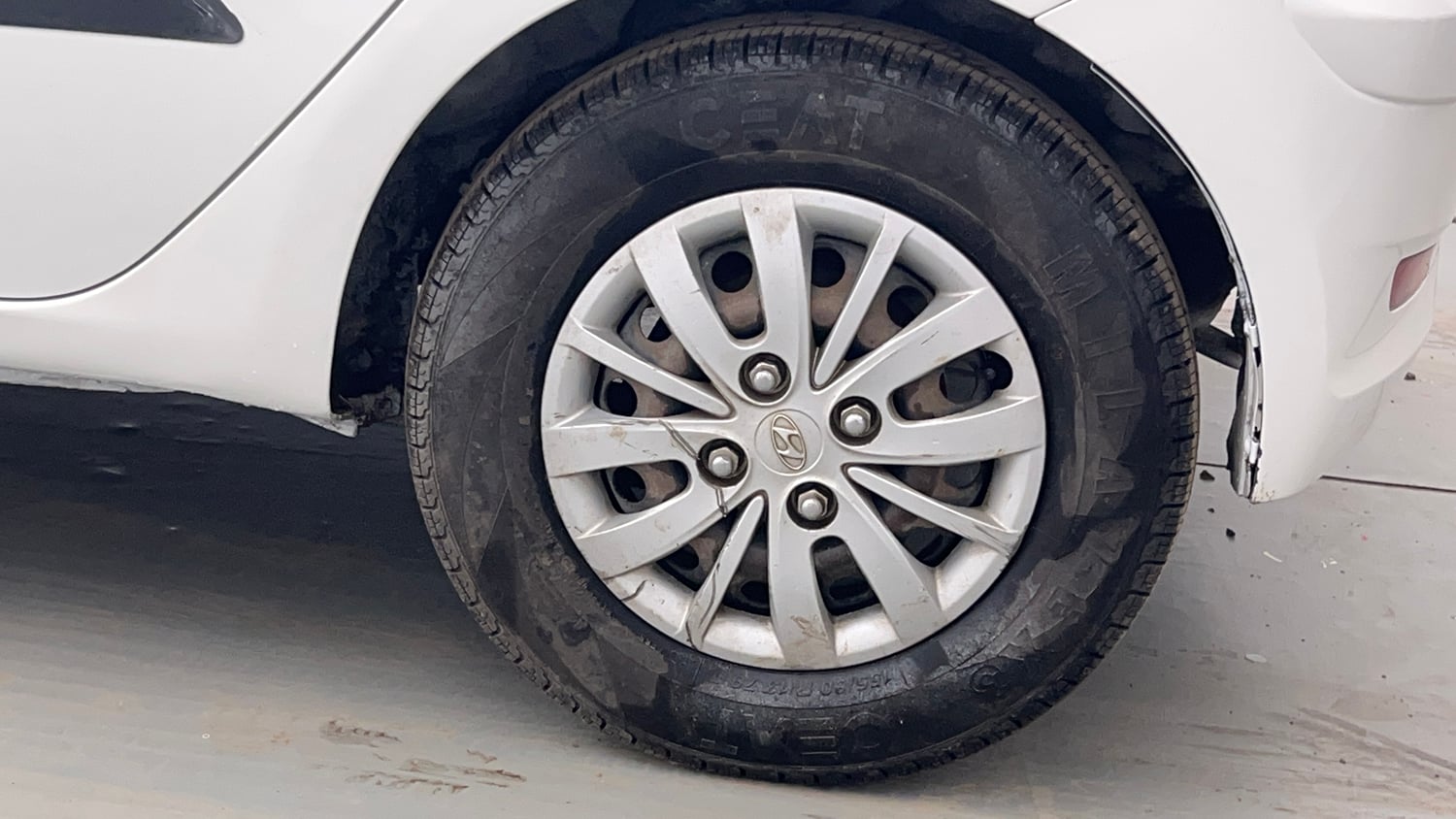 Used 2014 Hyundai i10 Sportz 1.1 iRDE2 Petrol Manual tyres LEFT REAR TYRE RIM VIEW