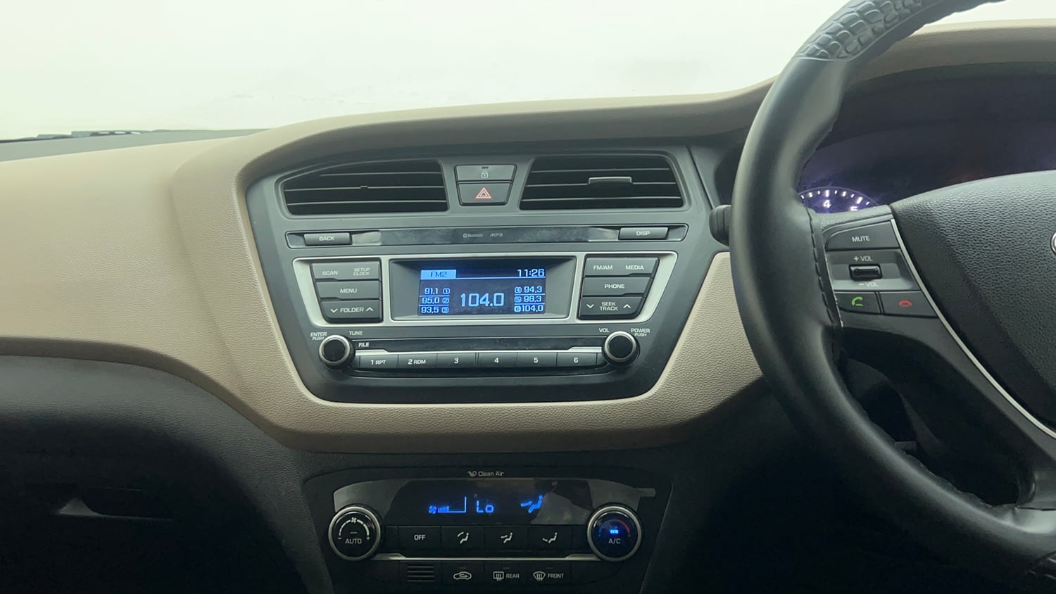 Used 2016 Hyundai Elite i20 Sportz 1.2 Petrol Manual top_features Integrated (in-dash) music system