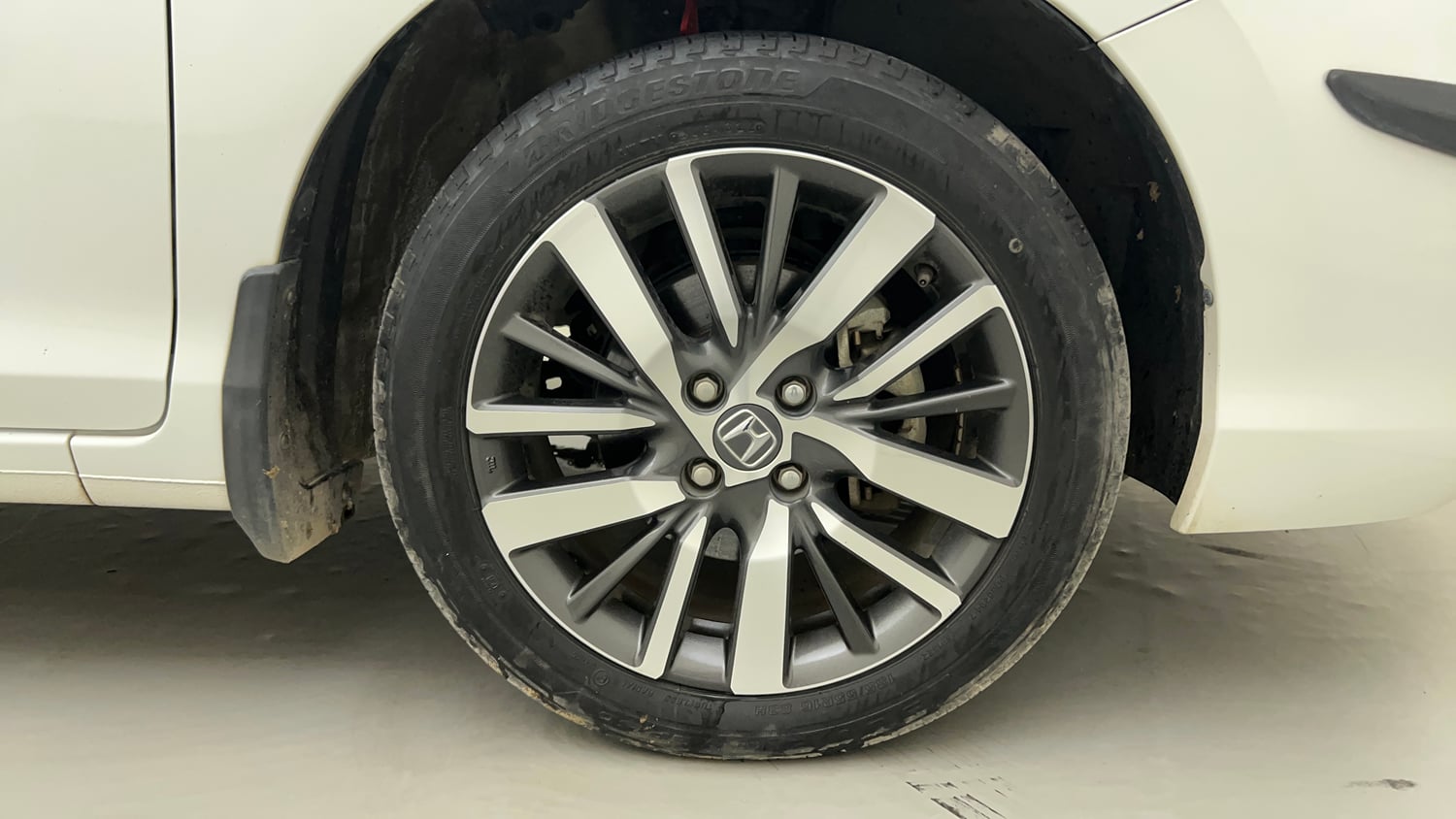 Used 2023 Honda City VX Petrol MT Petrol Manual tyres RIGHT FRONT TYRE RIM VIEW