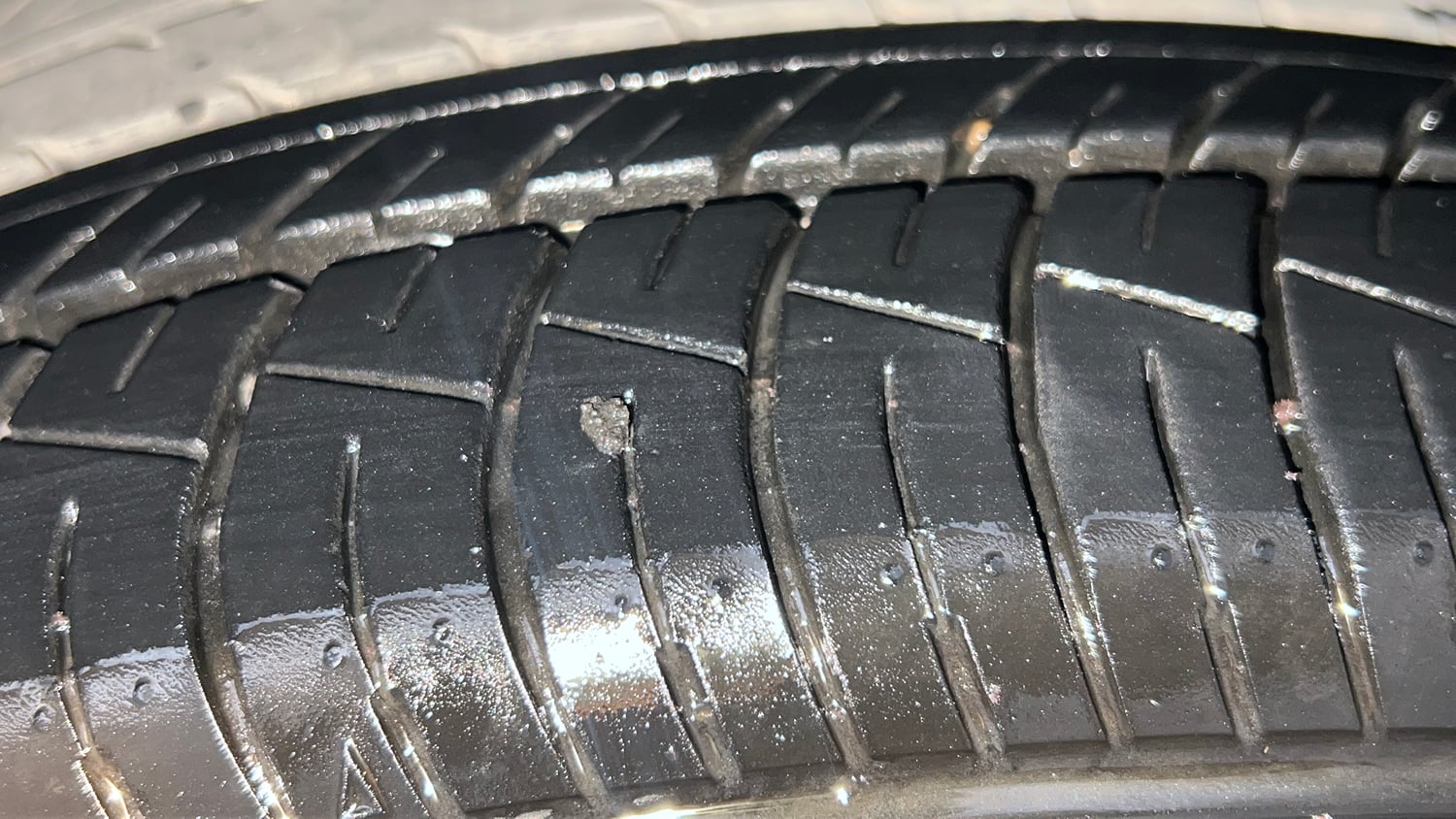 Used 2022 Skoda Kushaq Style 1.0L TSI AT Petrol Automatic tyres RIGHT FRONT TYRE TREAD VIEW
