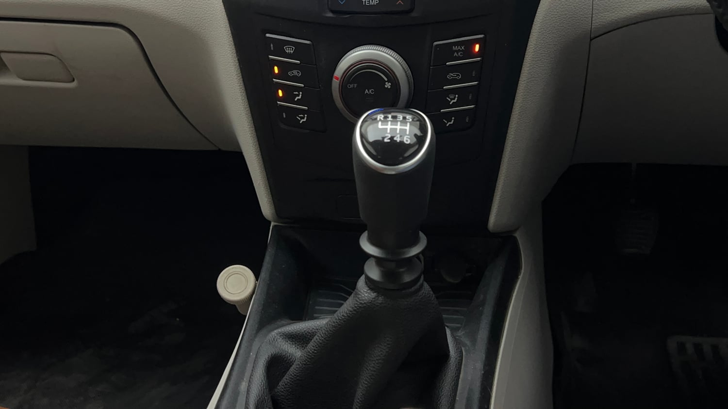 Used 2019 Mahindra XUV 300 1.2 W6 Petrol Manual interior GEAR  KNOB VIEW