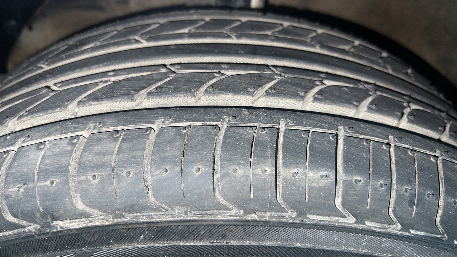 Used 2016 Maruti Suzuki Baleno Zeta 1.2 AT Petrol Automatic tyres LEFT FRONT TYRE TREAD VIEW