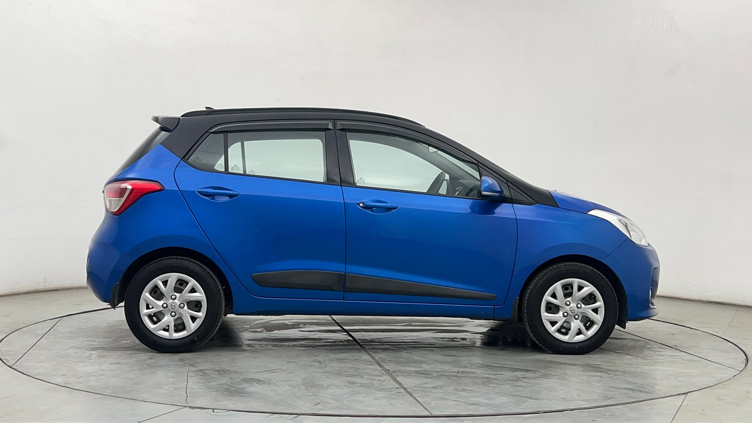 Used 2018 Hyundai Grand i10 Sportz 1.2 Kappa VTVT Dual Tone Petrol Manual exterior RIGHT SIDE VIEW