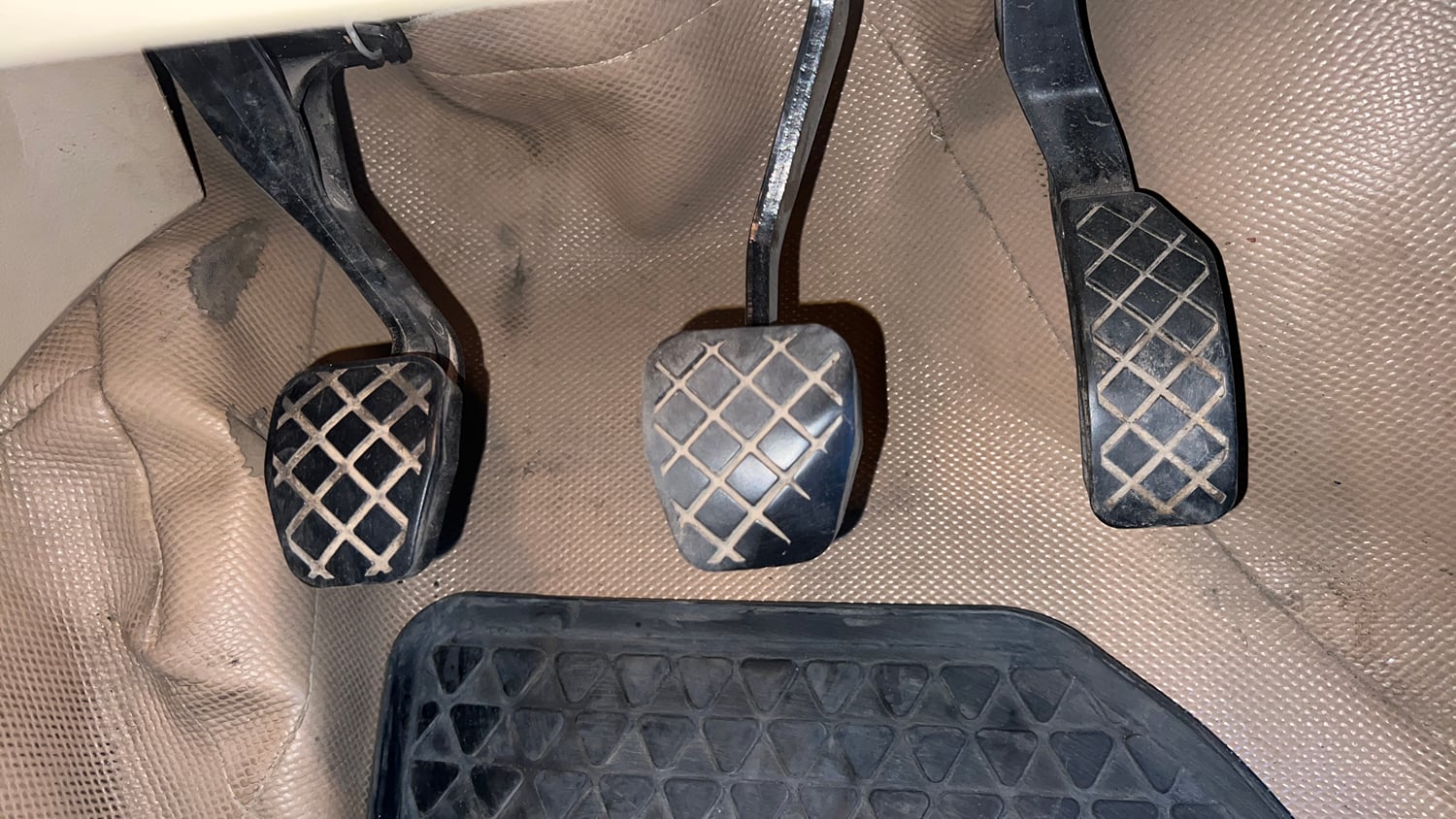 Used 2018 Volkswagen Ameo Highline1.2L Plus (P) 16 Alloy Petrol Manual interior PEDALS VIEW