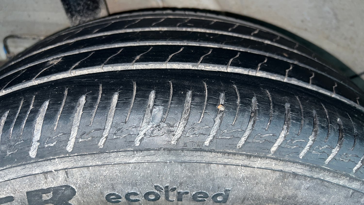 Used 2019 Hyundai Venue SX Plus 1.0 Turbo DCT Petrol Automatic tyres RIGHT REAR TYRE TREAD VIEW
