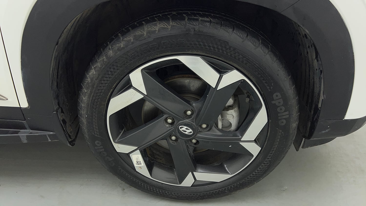 Used 2022 Hyundai Alcazar Signature (O) 6 STR 2.0 Petrol AT Dual Tone Petrol Automatic tyres RIGHT FRONT TYRE RIM VIEW