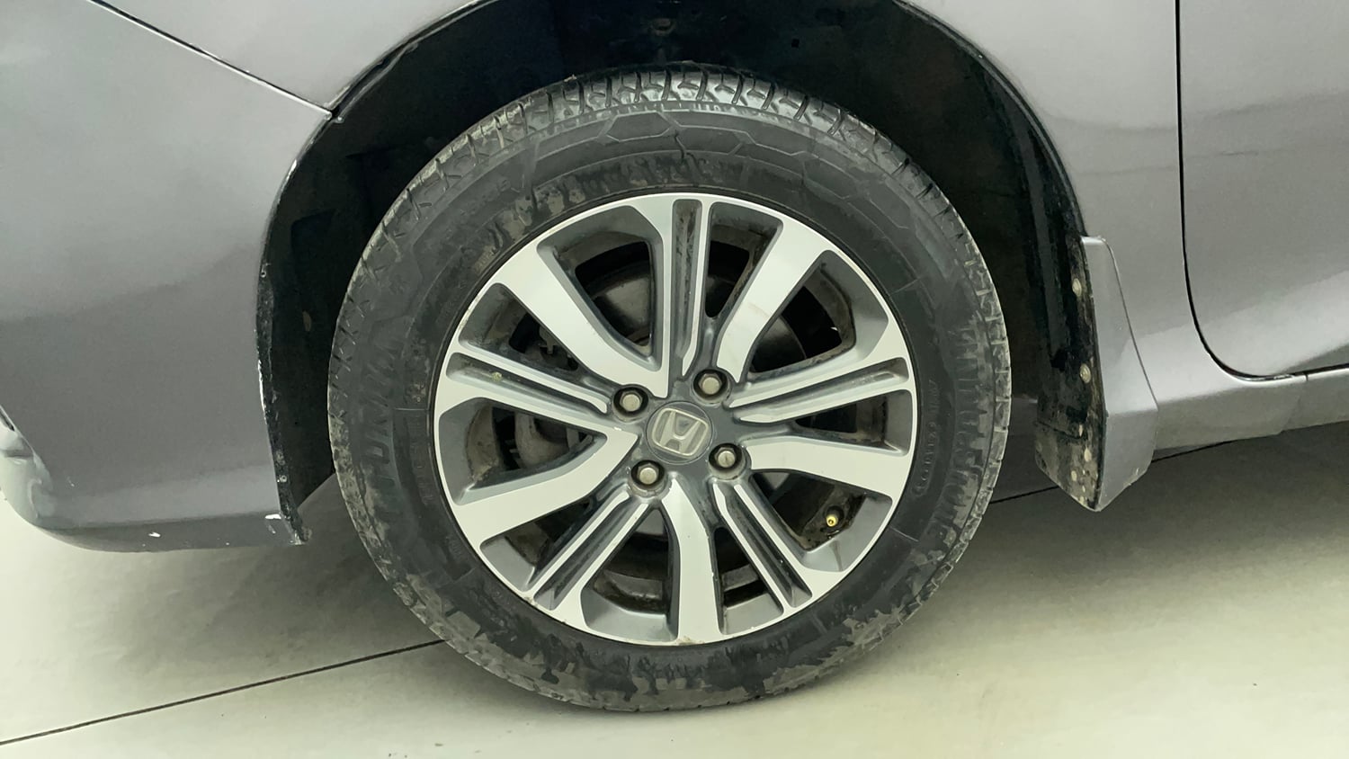 Used 2017 Honda City V Petrol Manual tyres LEFT FRONT TYRE RIM VIEW