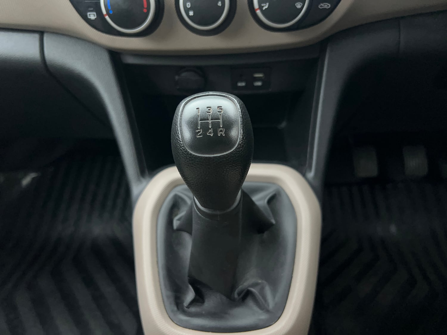 Used 2019 Hyundai Xcent S Petrol Manual interior GEAR  KNOB VIEW