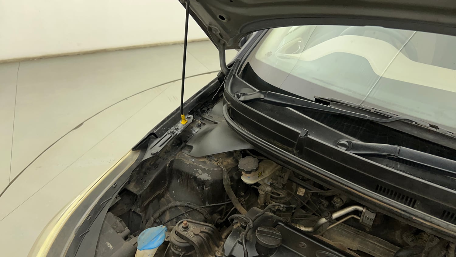 Used 2014 Hyundai Elite i20 Magna 1.2 Petrol Manual engine ENGINE RIGHT SIDE HINGE & APRON VIEW