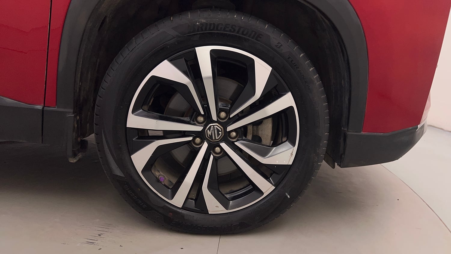 Used 2024 MG Motors Hector Plus Savvy Pro 1.5 Turbo Petrol CVT 7 STR Petrol Automatic tyres RIGHT FRONT TYRE RIM VIEW