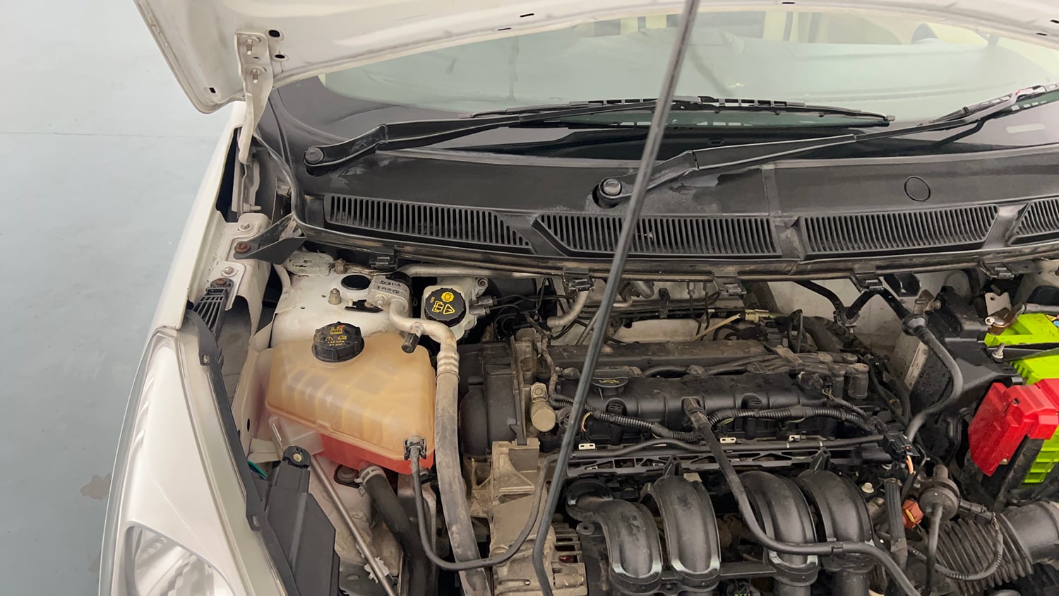 Used 2016 Ford Figo Aspire Trend 1.2 Ti-VCT Petrol Manual engine ENGINE RIGHT SIDE HINGE & APRON VIEW