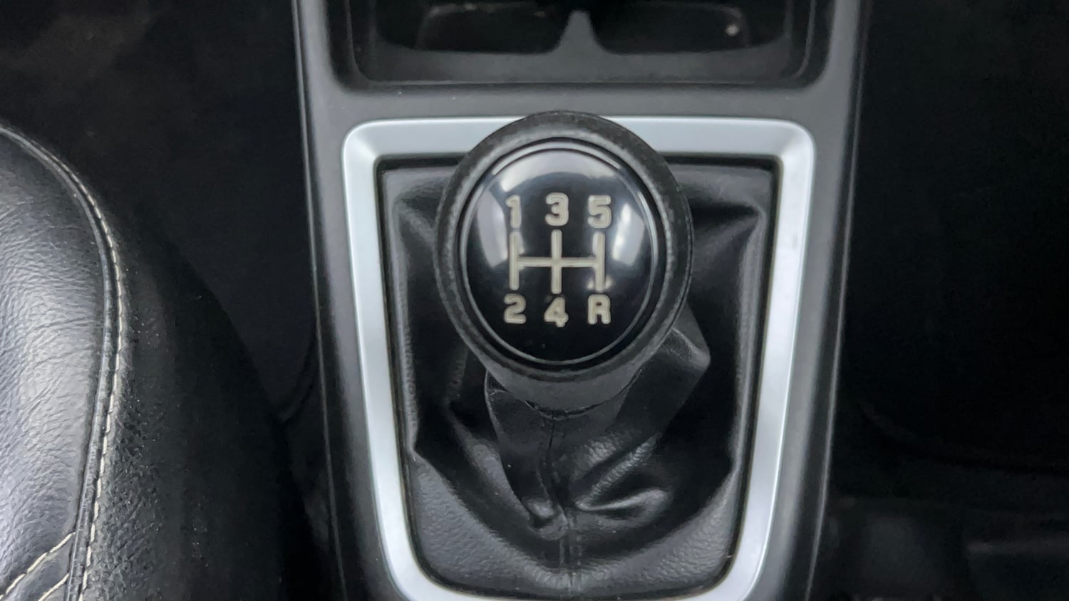 Used 2020 Maruti Suzuki Swift VXi Petrol Manual interior GEAR  KNOB VIEW