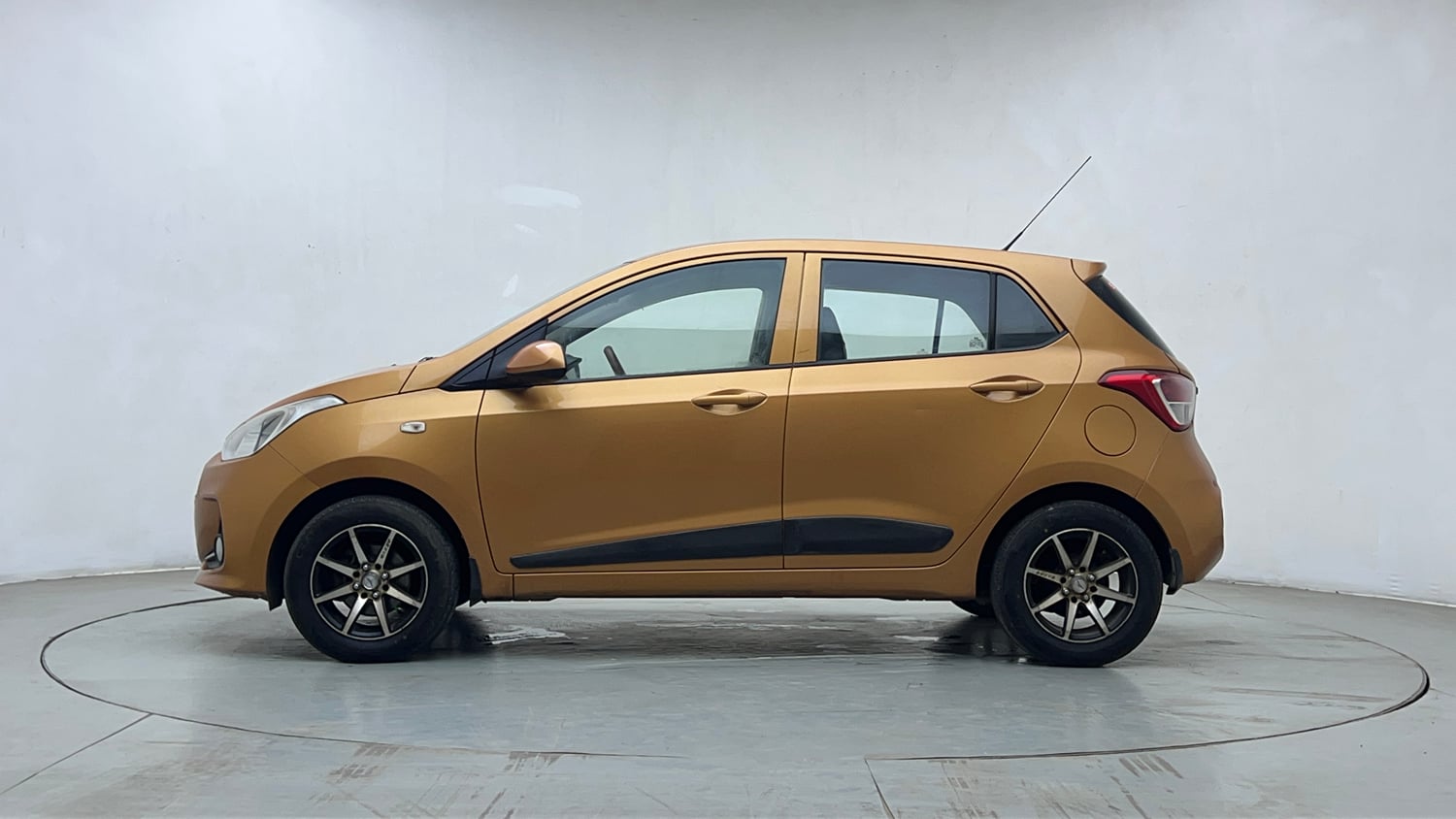 Used 2018 Hyundai Grand i10 Magna 1.2 Kappa VTVT Petrol Manual exterior LEFT SIDE VIEW