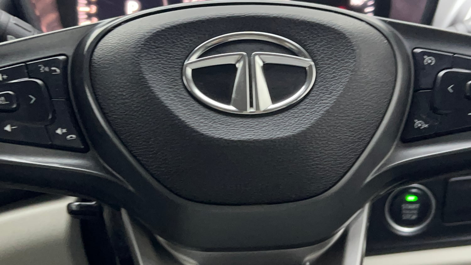 Used 2023 Tata Altroz XZA Petrol Petrol Automatic top_features Airbags