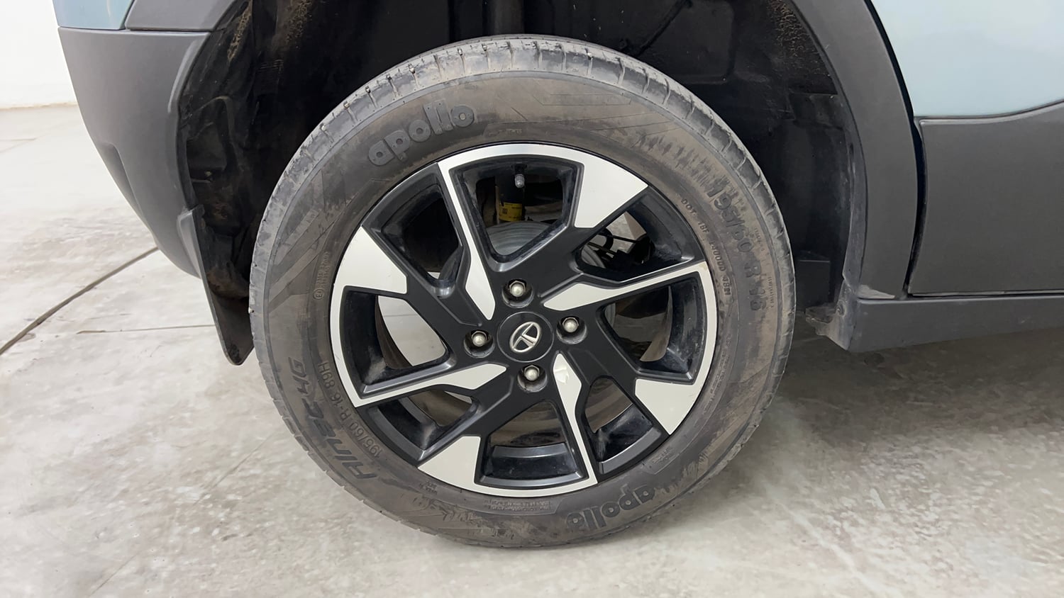 Used 2022 Tata Punch Accomplished Dazzle Pack MT Petrol Manual tyres RIGHT REAR TYRE RIM VIEW