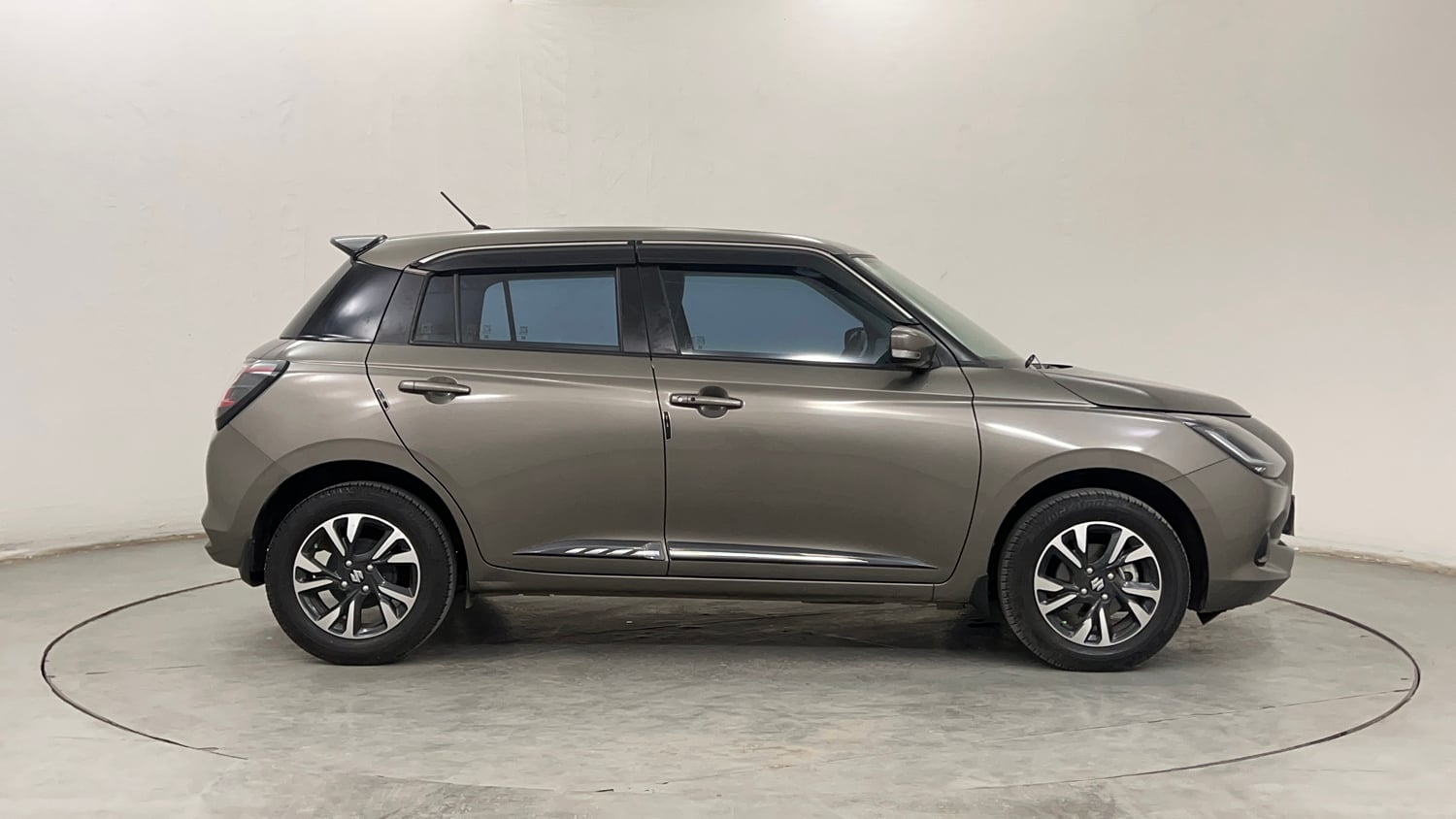 Used 2025 Maruti Suzuki Swift ZXi Plus Petrol Manual exterior RIGHT SIDE VIEW