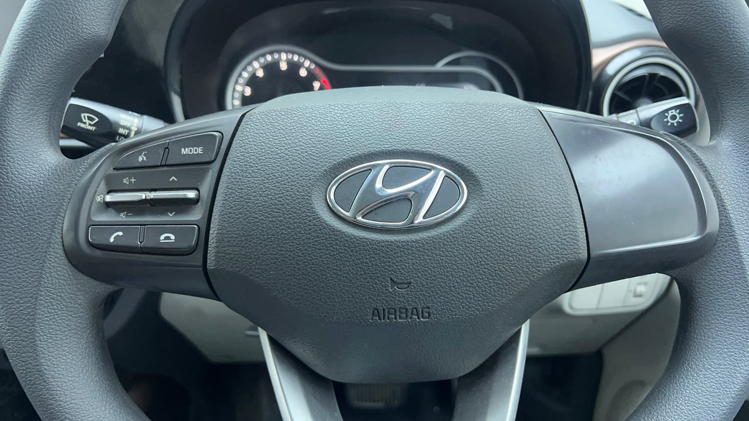 Used 2021 Hyundai Aura SX Plus 1.2 AMT Petrol Petrol Automatic top_features Airbags