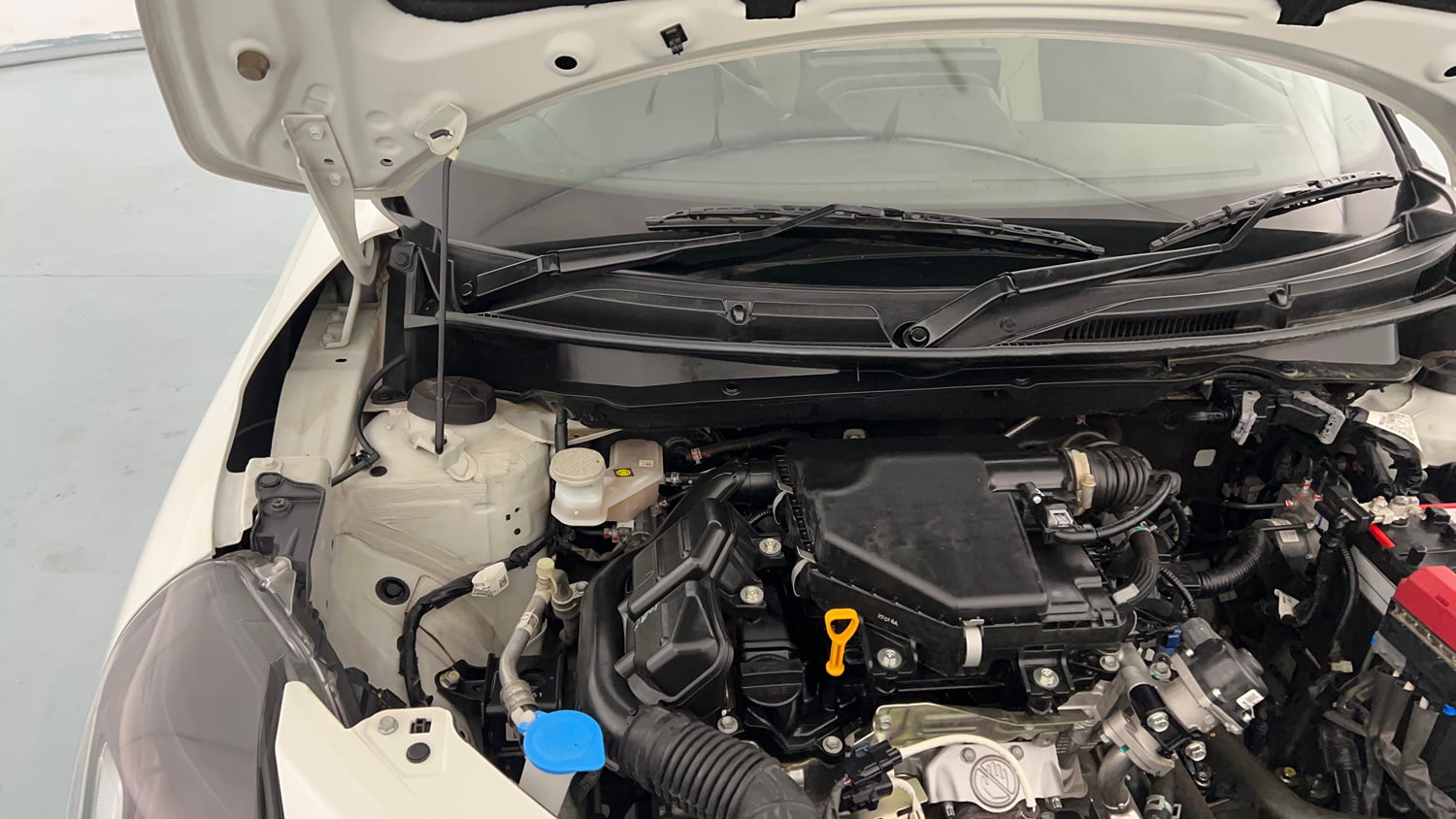 Used 2025 Maruti Suzuki Swift ZXi Plus Petrol Manual engine ENGINE RIGHT SIDE HINGE & APRON VIEW