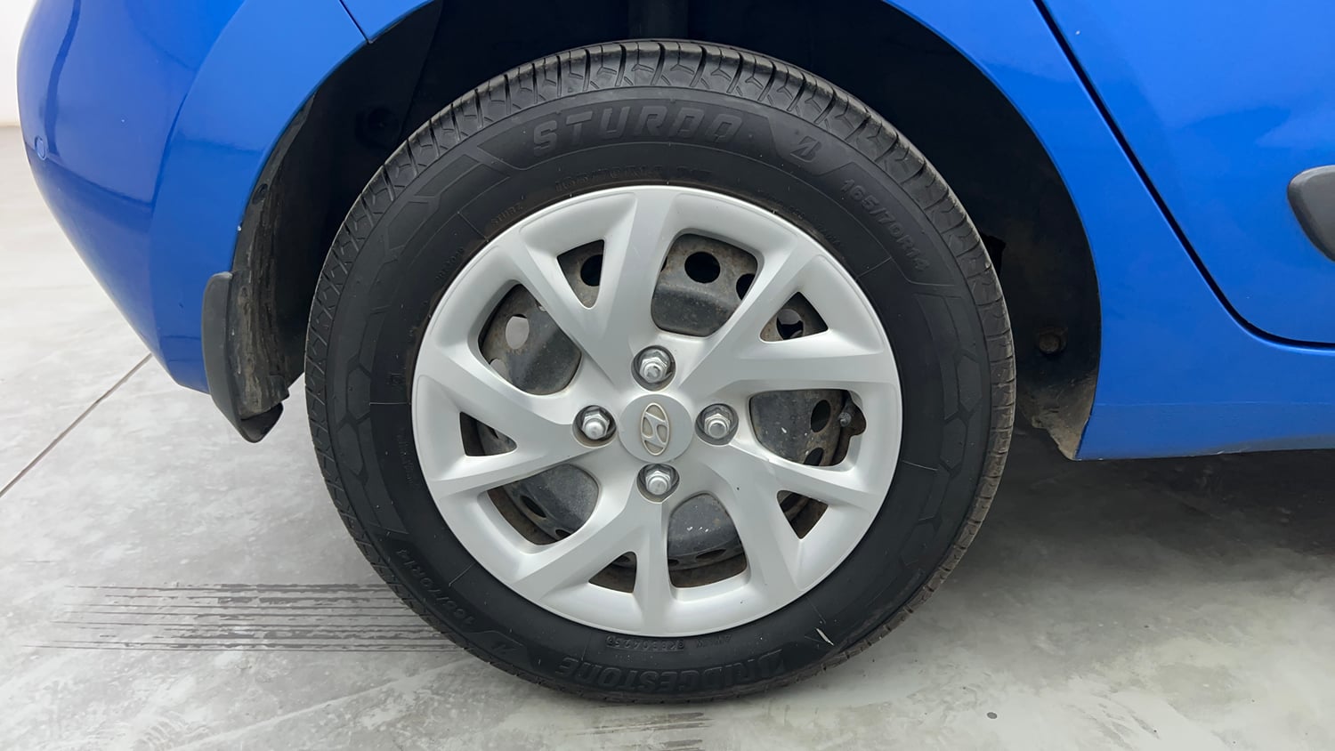 Used 2018 Hyundai Grand i10 Sportz 1.2 Kappa VTVT Dual Tone Petrol Manual tyres RIGHT REAR TYRE RIM VIEW