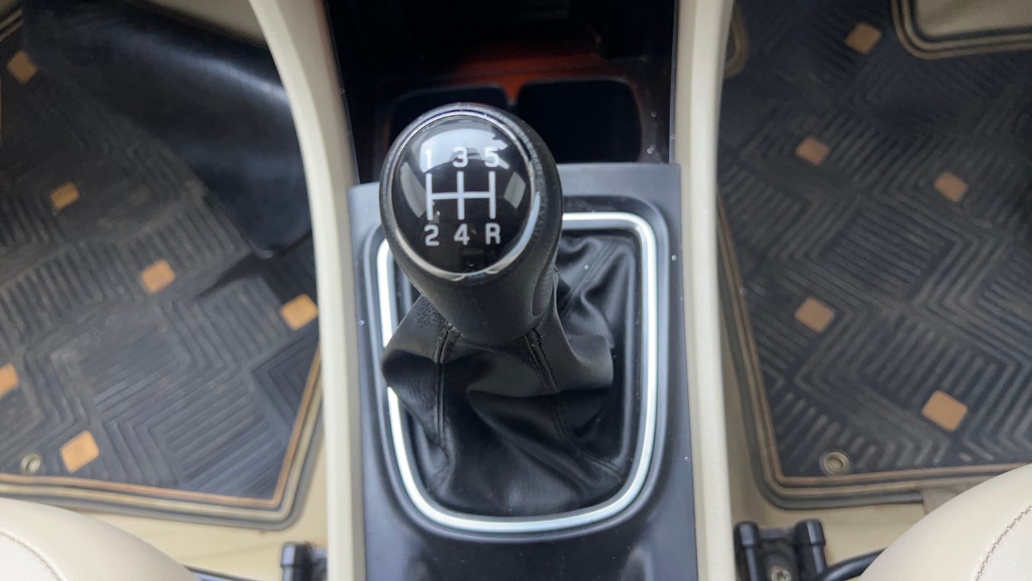 Used 2018 Maruti Suzuki Ciaz Alpha 1.4 MT Petrol Manual interior GEAR  KNOB VIEW