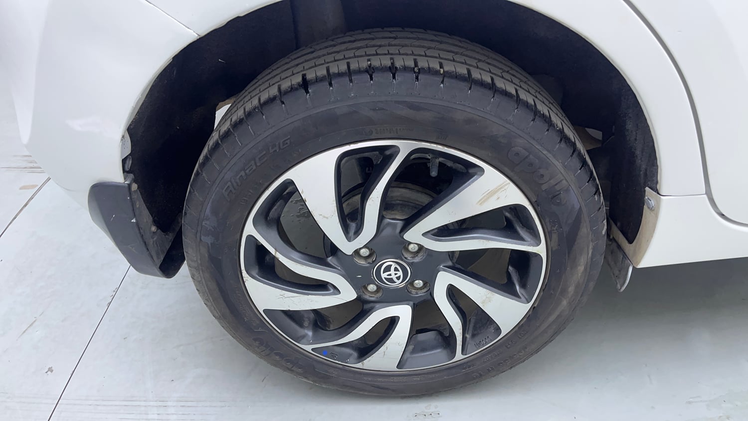 Used 2020 Toyota Glanza V CVT Petrol Automatic tyres RIGHT REAR TYRE RIM VIEW