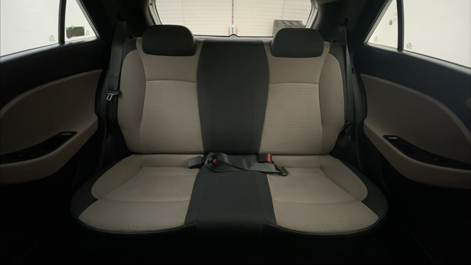 Used 2016 Hyundai Elite i20 Sportz 1.4 CRDI Diesel Manual interior REAR SEAT CONDITION VIEW