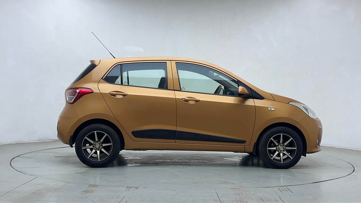 Used 2018 Hyundai Grand i10 Magna 1.2 Kappa VTVT Petrol Manual exterior RIGHT SIDE VIEW