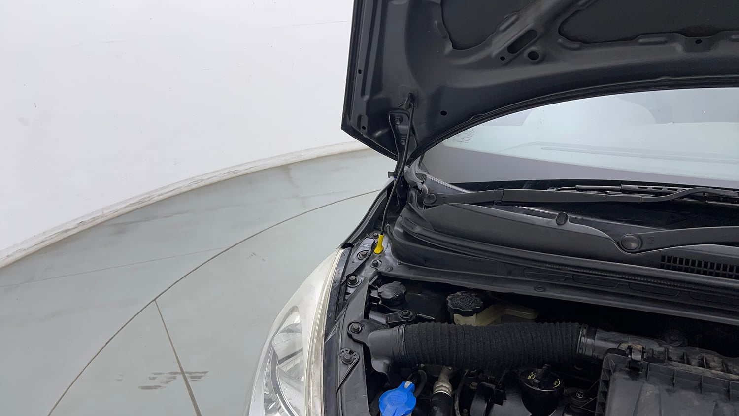 Used 2013 Hyundai i10 Magna 1.2 Kappa2 Petrol Manual engine ENGINE RIGHT SIDE HINGE & APRON VIEW