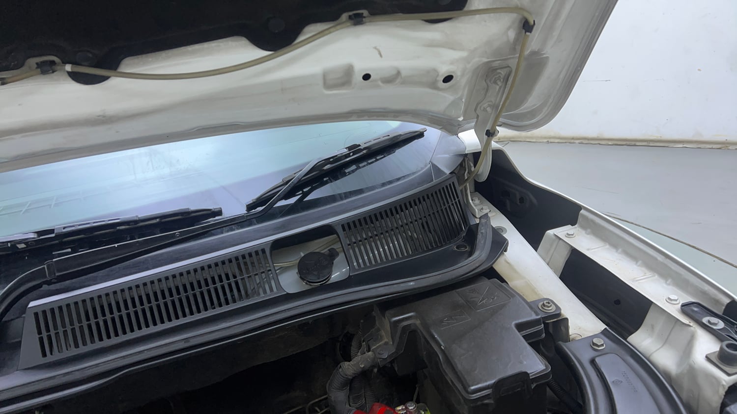 Used 2021 Renault Kiger RXZ AMT Dual Tone Petrol Automatic engine ENGINE LEFT SIDE HINGE & APRON VIEW